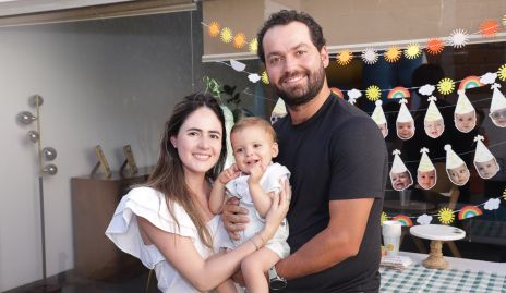  Paulina Aldrett y Carlos González con su sobrino Joaquín.