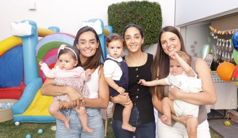  Marianela Villasuso, Moni Villanueva y Gaby González con sus hijos.