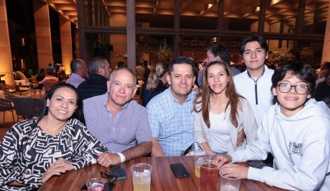  Laura Magaña, Rafael Humara, Mario Moreno, Mari González, Jesús Moreno y Alan Moreno.