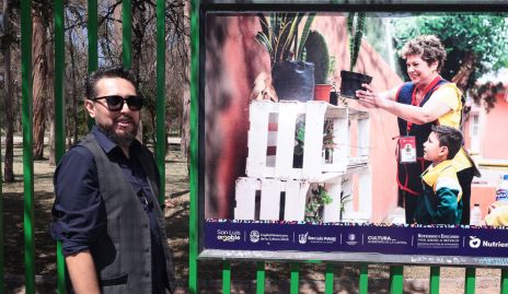  Jaime Gutiérrez, exponiendo su fotografia.