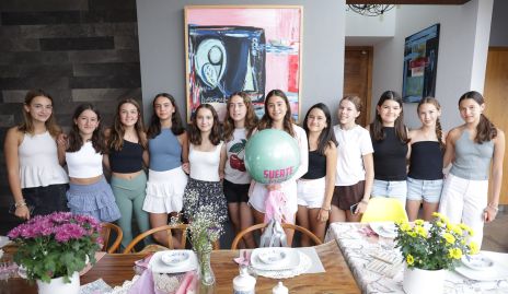  Inés Lozano con sus amigas.