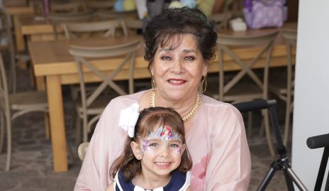  Alessa Zamanillo con su abuela Patricia Torres Corzo.
