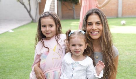  Loretta Güemes, Regina Güemes y Giselle Stahl.