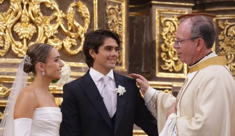  Maricarmen Del Valle y Juan Pablo Leiva con el Padre Gabriel Del Valle.