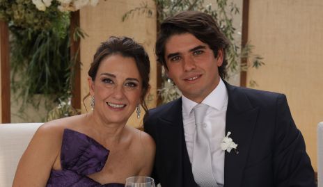 Gloria Martínez con su hijo Juan Pablo Leiva.