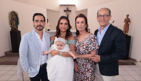  José Luis Villaseñor, Marcela Díaz Infante, Gabriela Andrés y Enrique Díaz Infante con Rafaela.