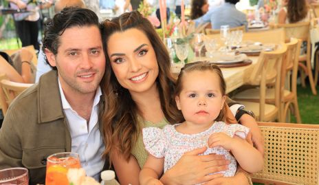  Abraham Salgado y Gabriela Díaz Infante con su hija Roberta.