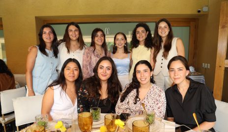  Laura Bravo con sus amigas de toda la vida.