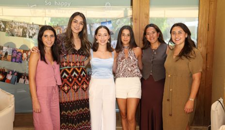  Lau Bravo celebrando con sus amigas.