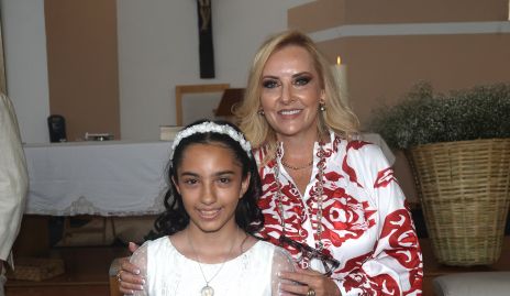  Amaya Zavala con su mamá Aranza Puente.