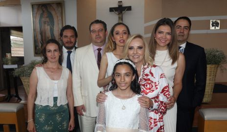  Amaya Zavala Puente con su mamá y sus padrinos.