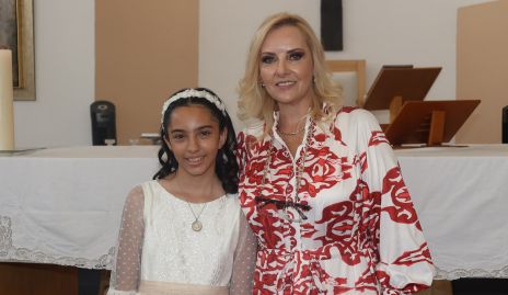  Amaya Zavala con su mamá Aranza Puente.