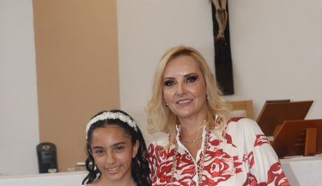  Amaya Zavala con su mamá Aranza Puente.