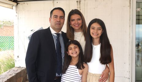  Miguel Gómez y María Eva Diez Gutiérrez con sus hijas Ana Paula y María Eva
EY63.jpg