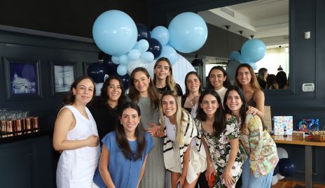  Nabil Sáenz con sus amigas.