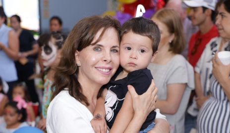  Claudia Castro con su nieto Carlo Dibildox.