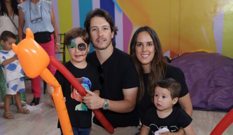  Mauricio Dibildox yClau Antunes con sus hijos Luca y Carlo.
