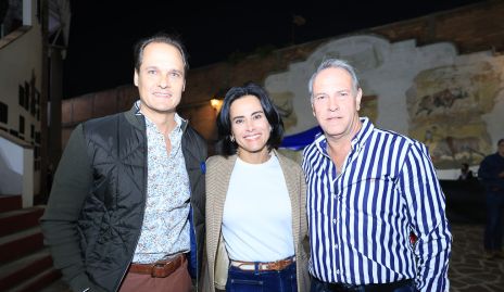  Gastón Santos, Anilú Enríquez y Guillermo Goytortua.