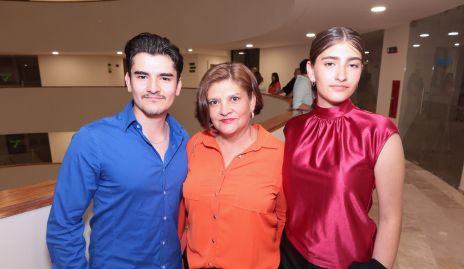  Emeri Zaldívar, Silvana Zaldívar y Shirel Zaldívar.