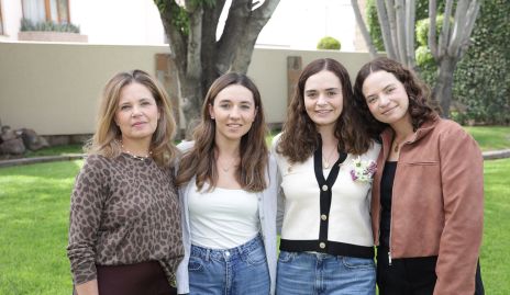  Eva Anaya con sus hijas Adriana, Gaby y Alejandra Martins.