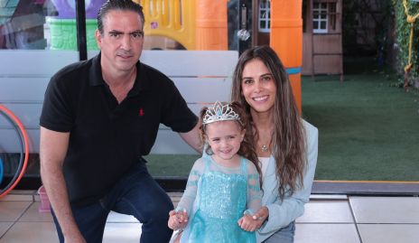  Fernando Güemes y Giselle Stahl con su hija Regina.