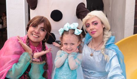  Regina Güemes con las princesas Ana y Elsa.