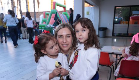  Gaby Alvarado con sus hijas Emilia y Alessandra Zamanillo.