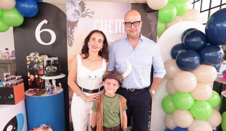  Loari Cabrera y Salvador Pedroza con su hijo Chema.