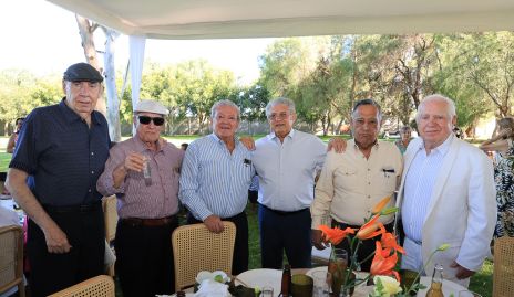  Mario Lozano con sus amigos.