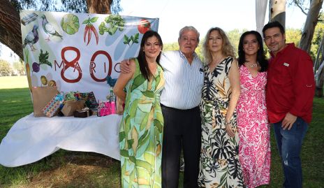  Mario Lozano y Elsa Castro con sus hijos Elsa, Nuria y Mario.