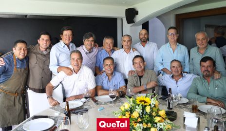  Gerardo Serrano celebrando su cumple con sus amigos.
