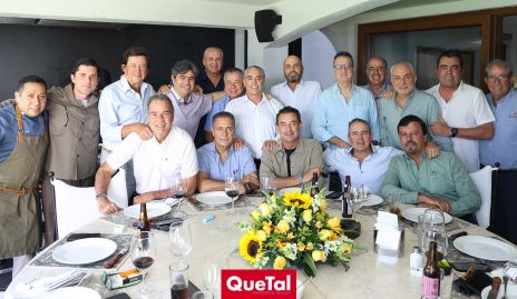  Gerardo Serrano celebrando su cumple con sus amigos.
