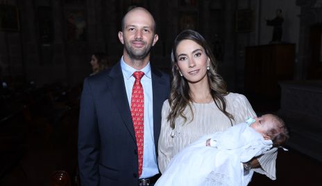  Alejandro Abud y Lorena Andrés con su ahijado Eugenio Torres Treviño.