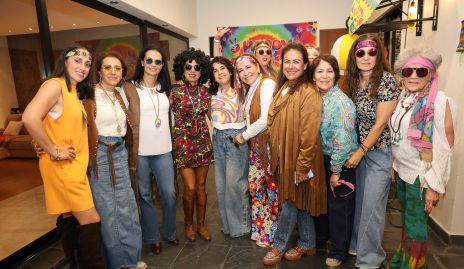  Lula Alvarado con sus amigas.
