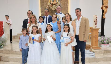  María Inés Zamanillo, Valeria Cortés e Inés Güemes con sus papás y el Padre Gabriel Del Valle.
