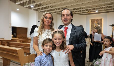  María Torres y Santiago Zamanillo con sus hijos Santi y María Inés.