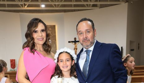  Ale Díaz de León y Juan Carlos Conde con su ahijada Valeria Cortés.