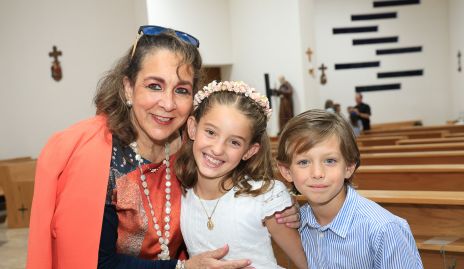  Lila González con sus nietos María Inés y Santiago Zamanillo.