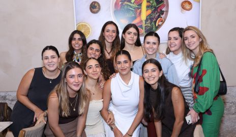  Ana Pao Bravo con sus amigas.