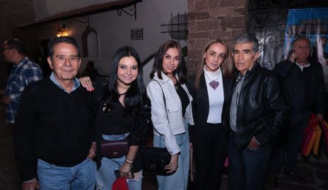  José Torres, Karen Morales, Moni Esqueda, Chío Esqueda y José Esqueda.