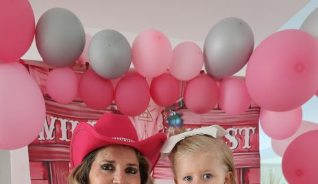  Silvia con su nieta Paula Zendejas.