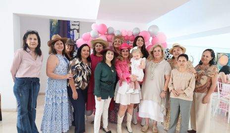  Silvia Foyo con sus amigas.