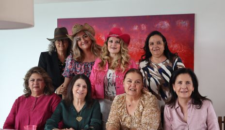  Silvia Foyo con sus invitadas.