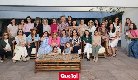 Silvia Foyo con sus amigas y familia.