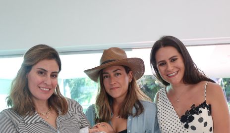  Andrea Fernández, Ximena Fernández y Alejandra Román con Pablo Zendejas.