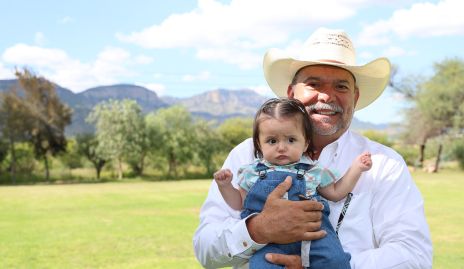  Armando Villasuso con su nieta Triana Serrano.
