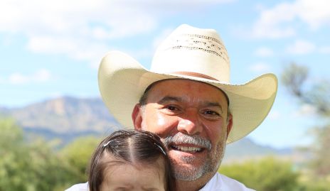  Armando Villasuso con su nieta Triana Serrano.