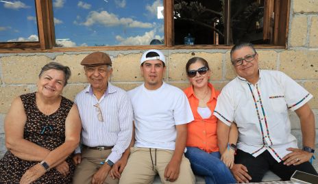  María de los Ángeles López, Alberto Díaz, Aram Díaz, Guadalupe y Alberto Díaz.