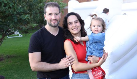  Juan José Aranda, Adriana Salinas y Julia Aranda.