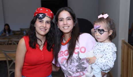  Adriana Salinas, Andrea Olivares y Roberta Ramírez.